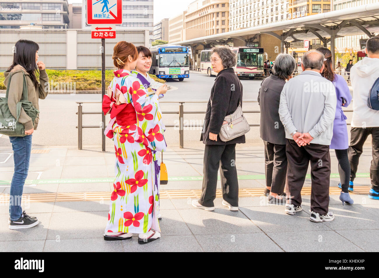 Die Menschen auf den Straßen im Stadtzentrum von Kyoto Japan Stockfoto