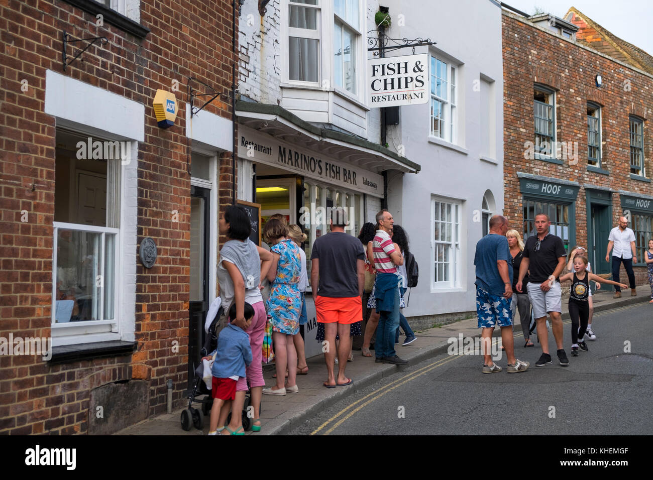 Marinos Fisch, Fisch und Chips, Menschen, Rye, East Sussex, Großbritannien Stockfoto
