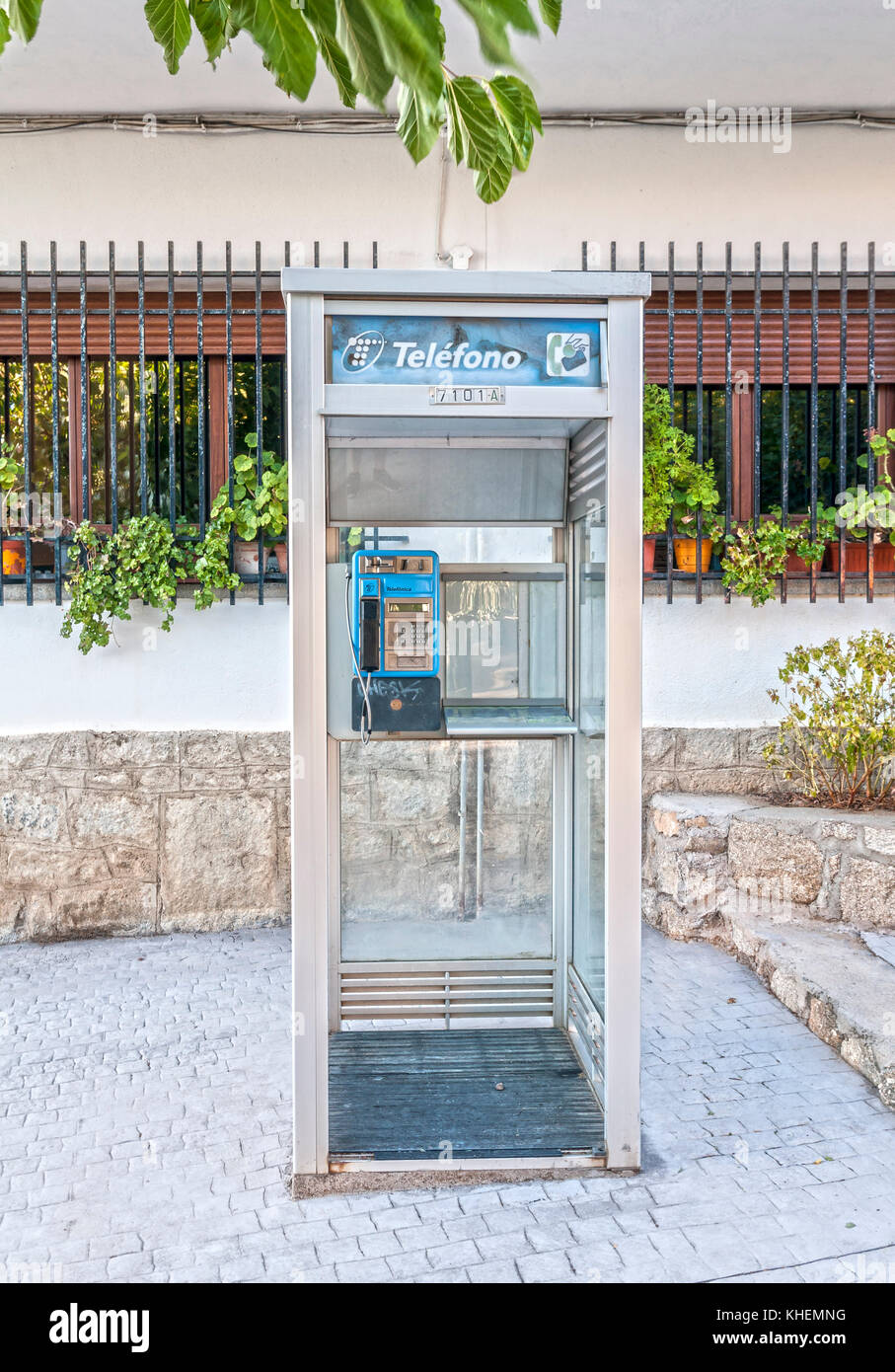 Cabina de teléfonos. San Esteban del Valle. Barranco de Las Cinco Villas. Valle del Tiétar. Estado de Ávila. Castilla León. España Stockfoto