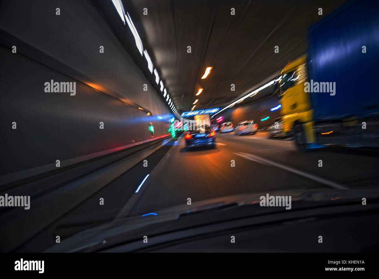 Auto Verkehr im Tunnel, Luise Kiesselbach - - Tunnel, München, Bayern, Deutschland Stockfoto