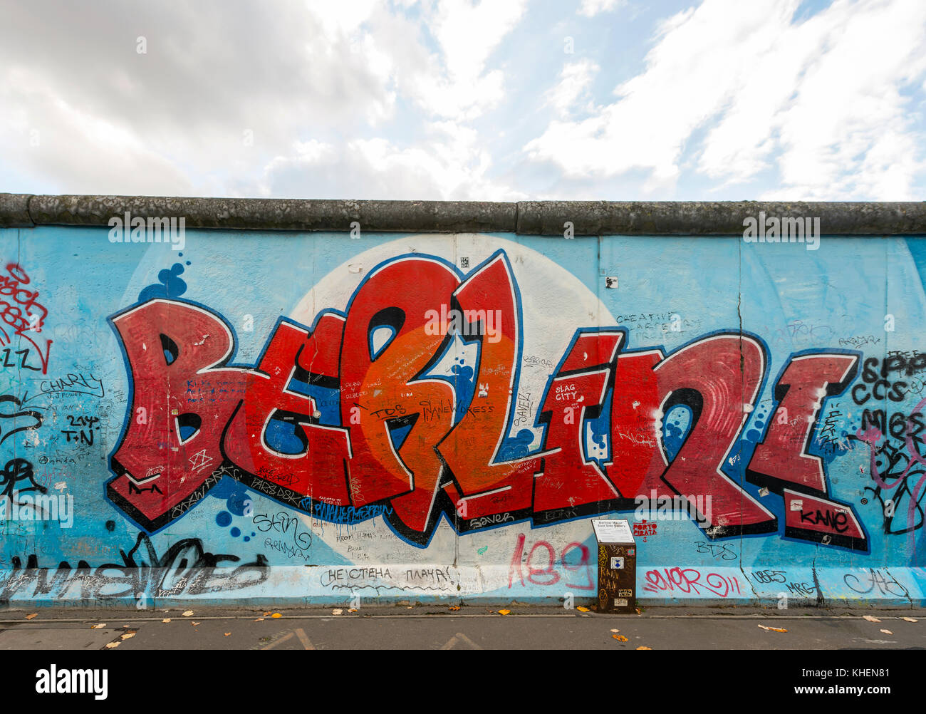 Inschrift Berlin, Malerei der Berliner Mauer East Side Gallery, Berlin, Deutschland Stockfoto