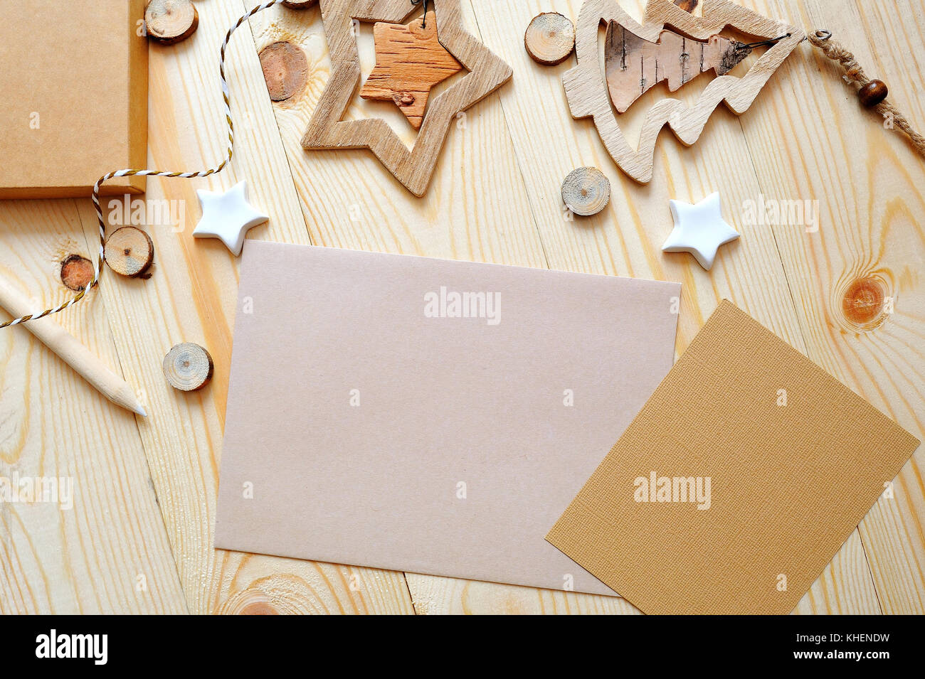 Weihnachten Hintergrund Kraftpapier Blatt Papier mit Platz für Ihren Text und weiße Weihnachten Stern und Baum auf Holz- Hintergrund. Flach, Ansicht von oben Foto mockup Stockfoto