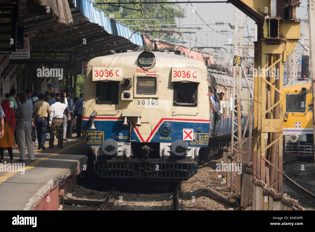 S-Bahn und Passagiere in Vile Parle Station auf der Mumbai S-Bahn Netz Stockfoto