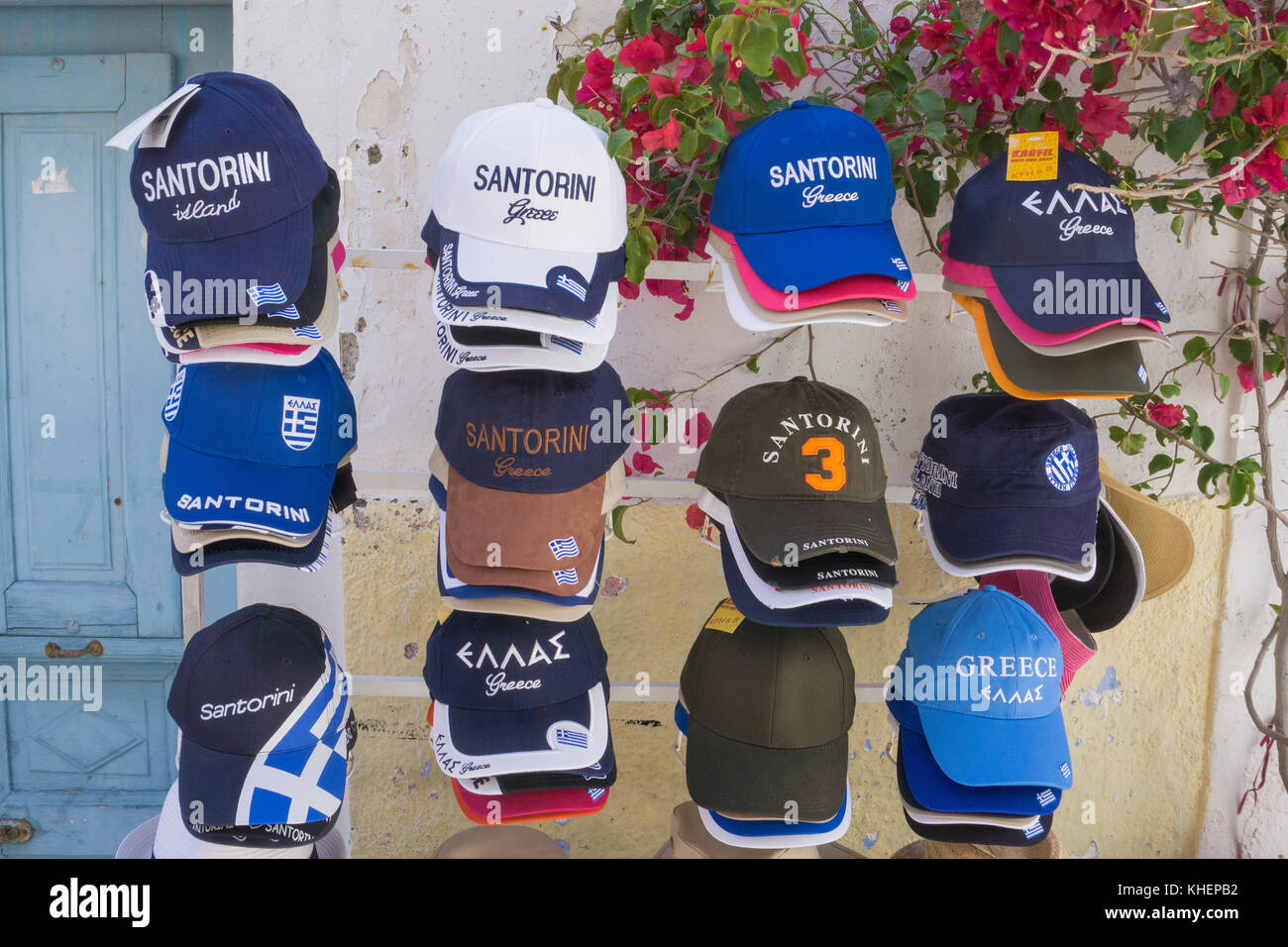 Baseball Caps als Souvenirs an einem Geschäft, Oia, Santorin Insel, Kykladen, Ägäis, Griechenland Stockfoto