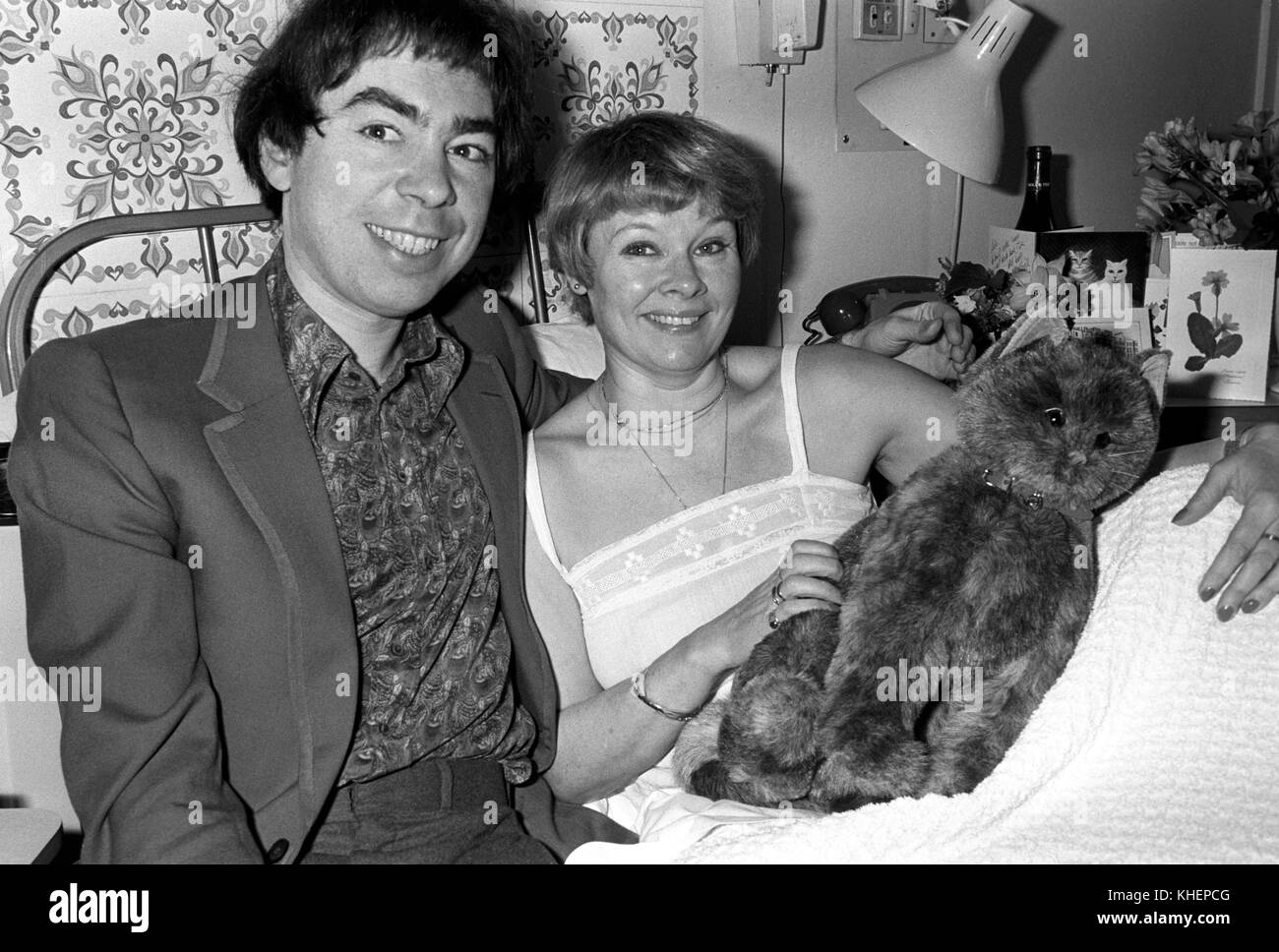 Andrew Lloyd Webber und die Schauspielerin Judi Dench erholten sich im Fitzroy Nuffield Hospital, London, nach einer Operation an ihrer achillessehne, die sie während der Proben für Lloyd Webbers Musical „Cats“ verletzte. Sie hält eine Katze namens 'Jenny Anydots' - benannt nach einer der Katzen in der Lloyd Webber Musical Show - die ihr vom Tänzer Wayne Sleep geschenkt wurde. Stockfoto