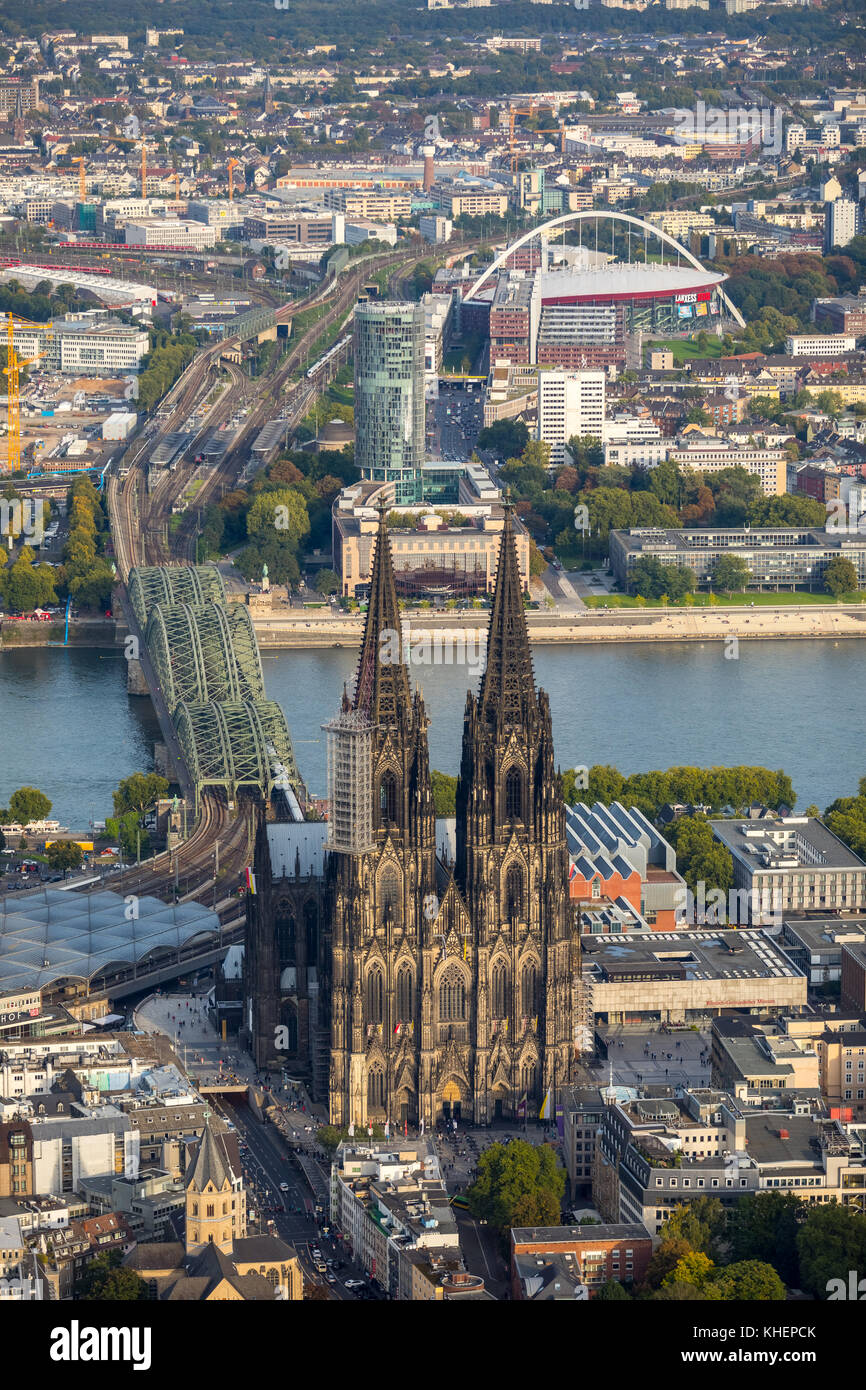 Kölner Dom, Dom Plateau, neben dem römisch-germanisches Museum, Köln, Rheinland, Nordrhein - Westfalen, Deutschland Stockfoto