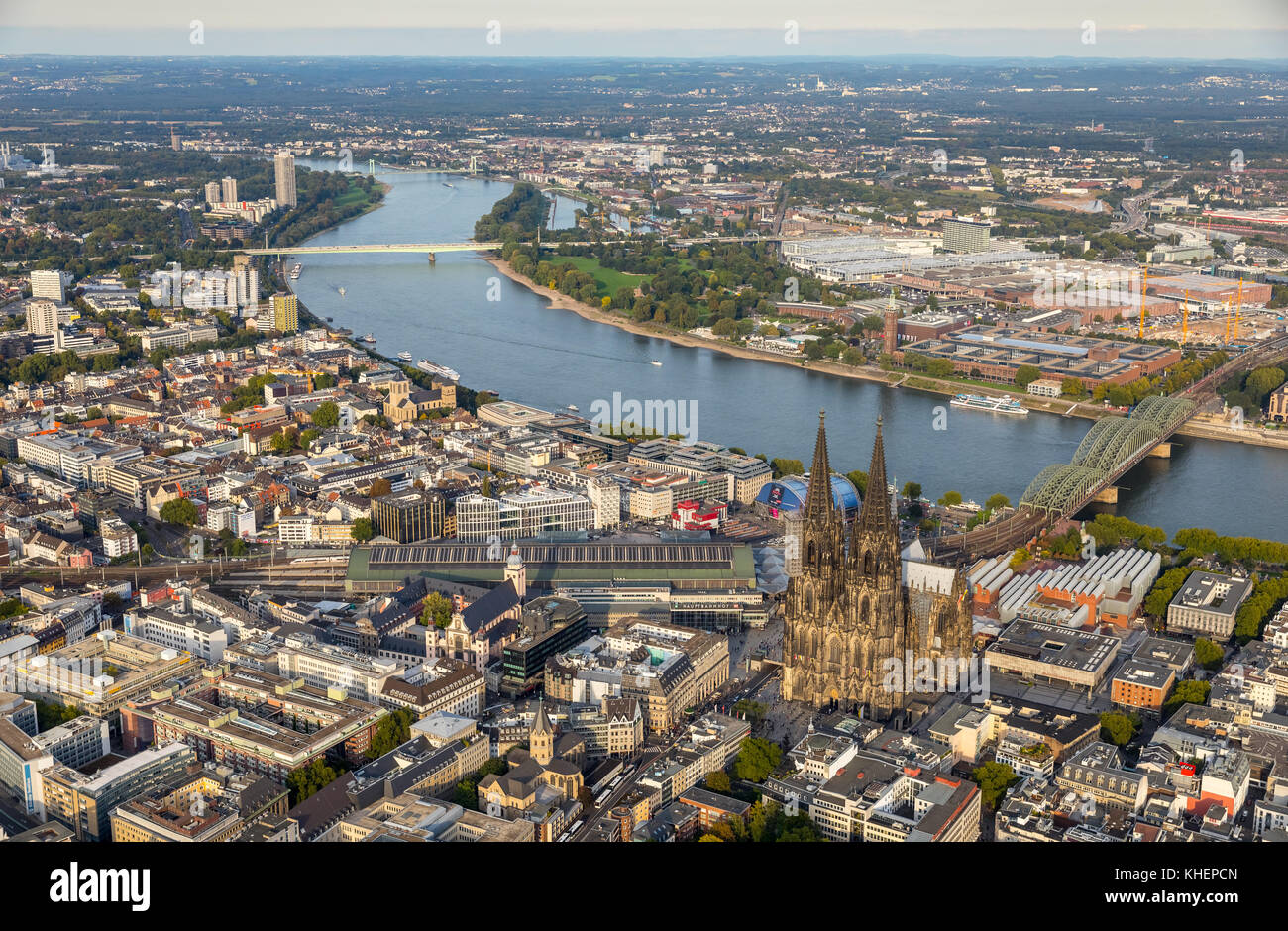 Blick auf die Stadt mit dem Kölner Dom und Rhein, Köln, Rheinland, Nordrhein - Westfalen, Deutschland Stockfoto