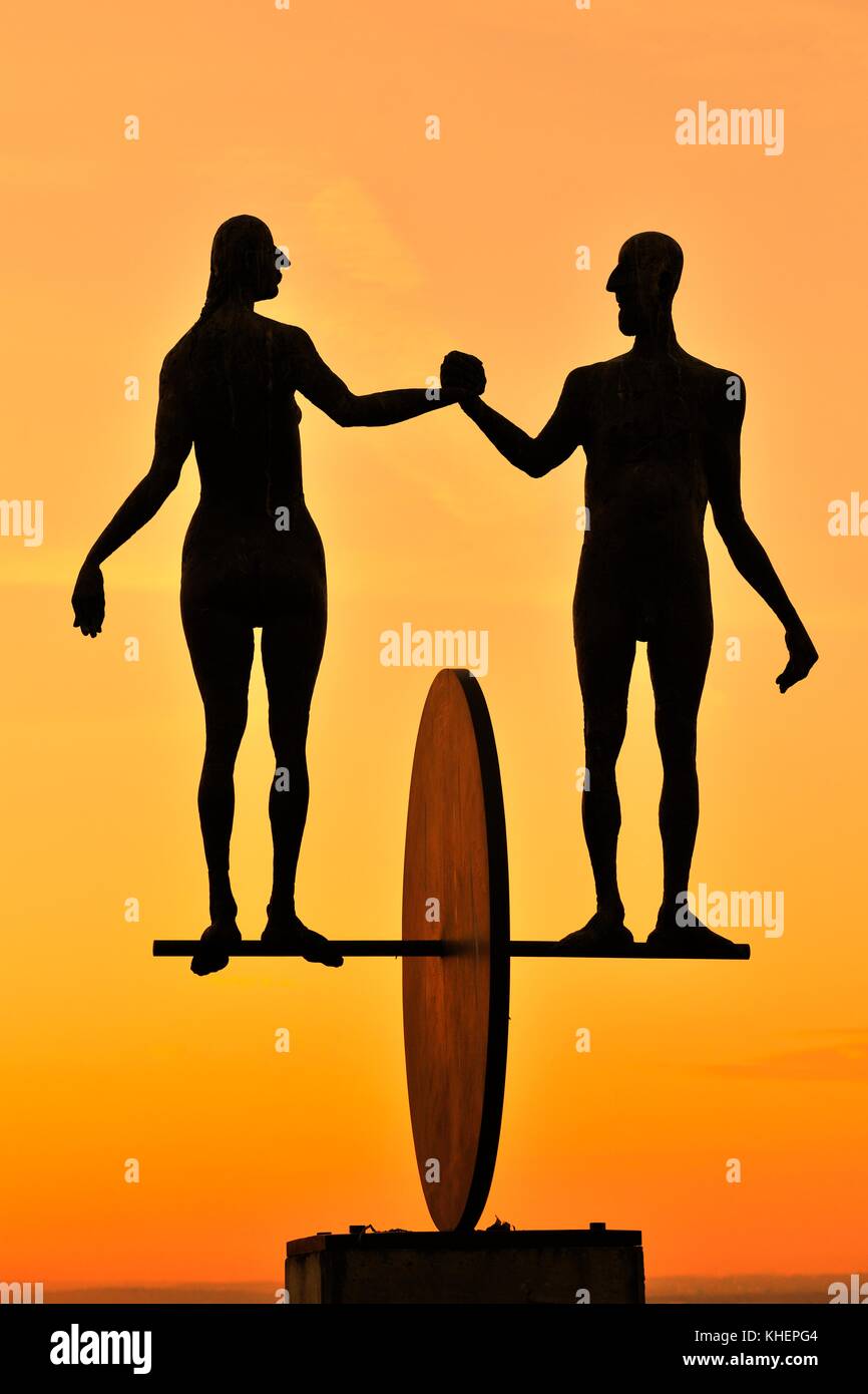 Paar auf der Straße, Bronzeskulptur von Karl Ulrich Nuss, Sonnenuntergang, Skulpturenpfad Strümpfelbach, Remstal, Baden-Württemberg Stockfoto
