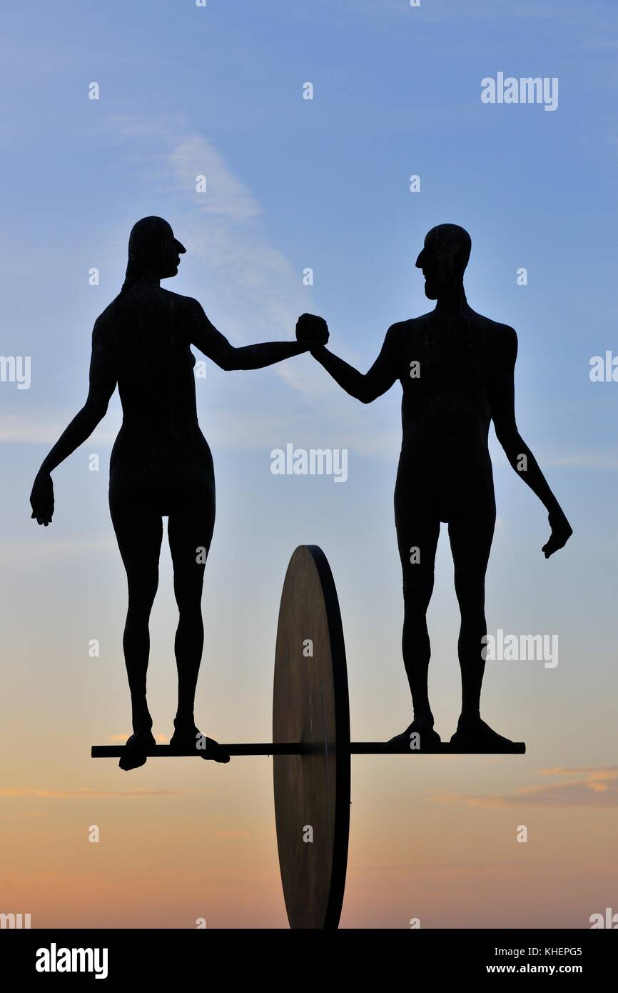 Paar auf der Straße, Bronzeskulptur von Karl Ulrich Nuss, Skulpturenweg Strümpfelbach, Remstal, Baden-Württemberg, Deutschland Stockfoto