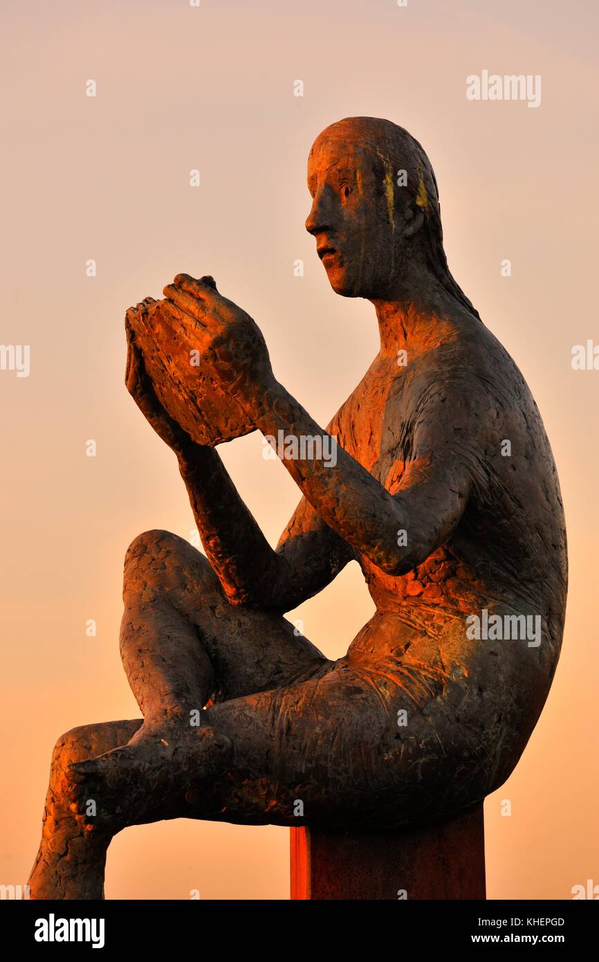 Lesung, Bronzeskulptur von Karl Ulrich Nuss, Skulpturenweg Strümpfelbach, Remstal, Baden-Württemberg, Deutschland Stockfoto