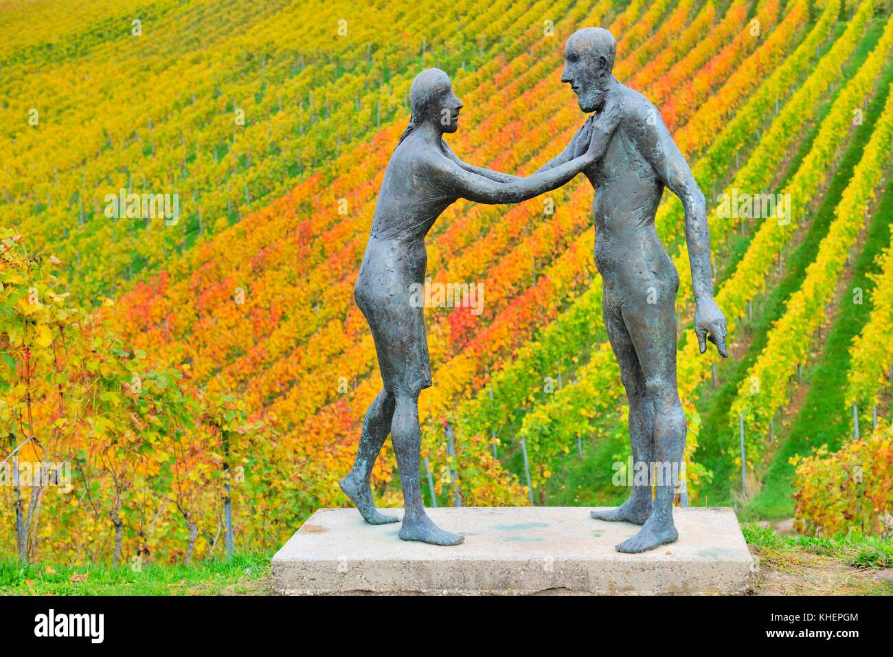 Begegnung, Bronzeskulptur von Karl Ulrich Nuss vor den Weinbergen im Herbst, Skulpturenpfad Strümpfelbach, Remstal Stockfoto