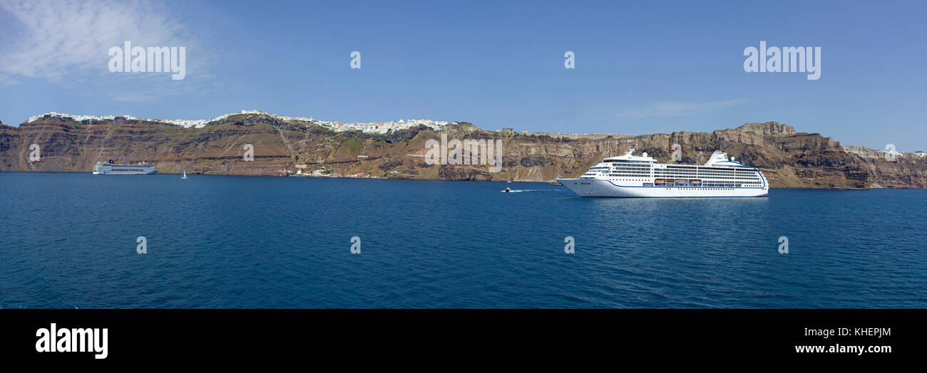 Ein Kreuzfahrtschiff in Thira, Santorin Insel, Kykladen, Ägäis, Griechenland Stockfoto