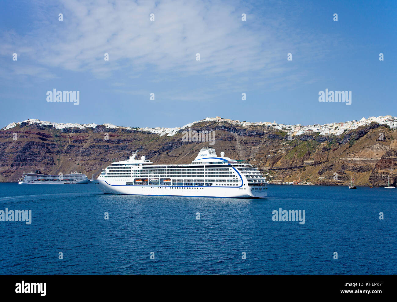 Ein Kreuzfahrtschiff in Thira, Santorin Insel, Kykladen, Ägäis, Griechenland Stockfoto