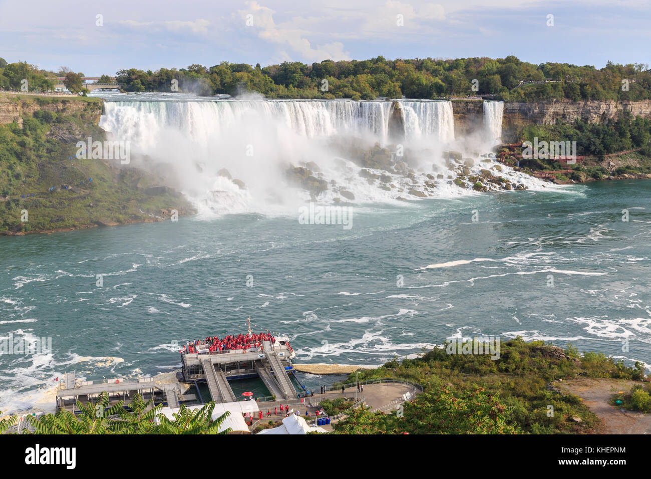 American Falls mit touristischen Bootssteg, Niagara Falls, Ontario, Kanada Stockfoto