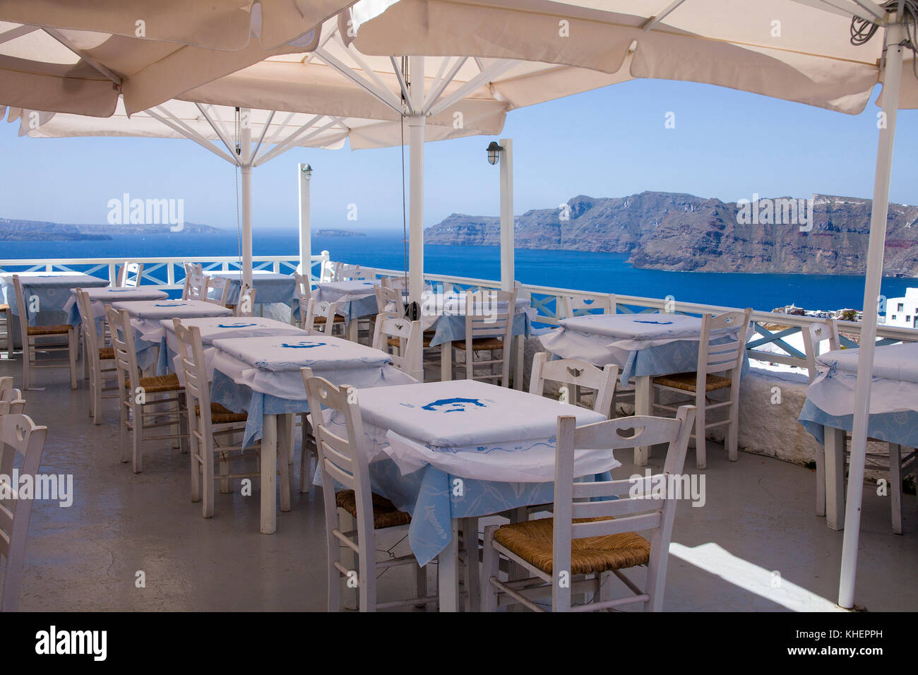 Griechische Taverne mit Blick auf die Caldera, den Kraterrand des Oia, Santorin Insel, Kykladen, Ägäis, Griechenland Stockfoto