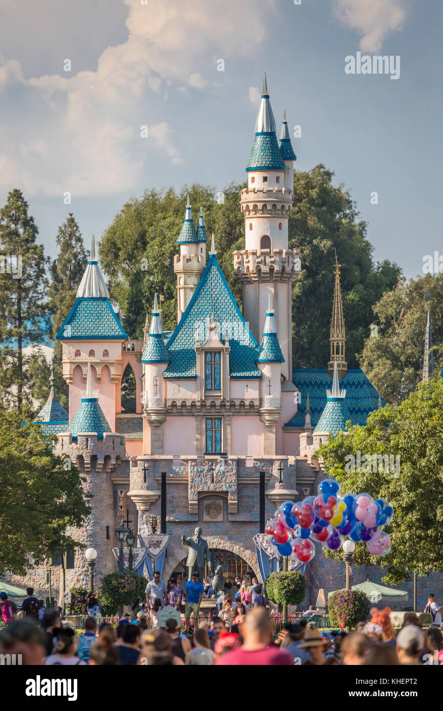 Sleeping Beauty Castle, Crowd Front, Disneyland Park, Disneyland Resort, Anaheim, Kalifornien, USA Stockfoto