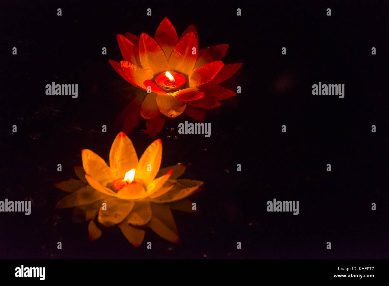 Floating Lotus Blume Papier Laternen auf dem Wasser Stockfoto