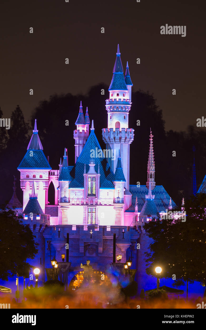 Sleeping Beauty Castle bei Nacht, Disneyland Park, Disneyland Resort, Anaheim, Kalifornien, USA Stockfoto