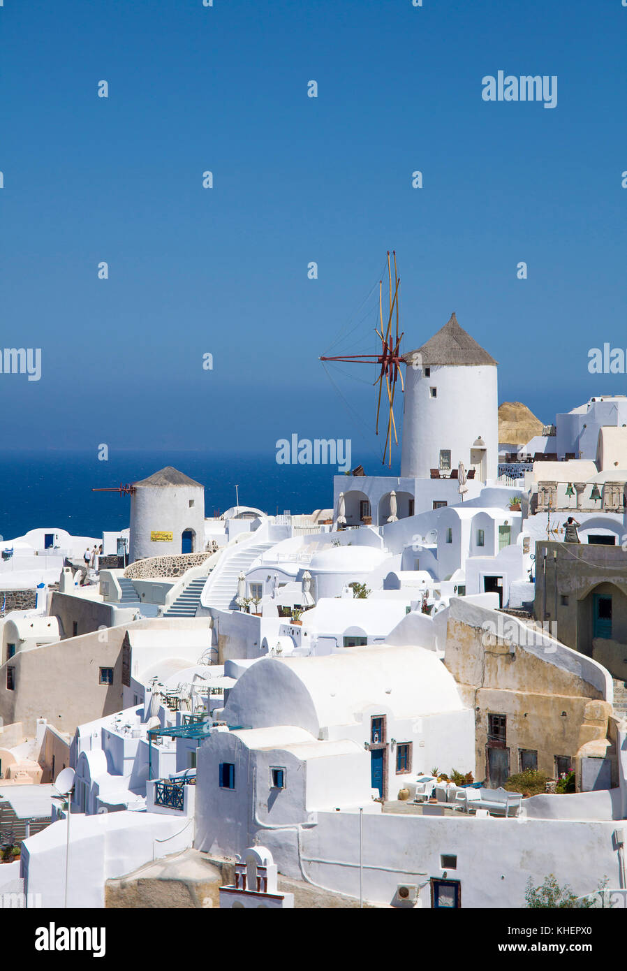 Blick auf die Windmühlen und Häuser des Dorfes Oia, Santorin Insel, Kykladen, Ägäis, Griechenland Stockfoto