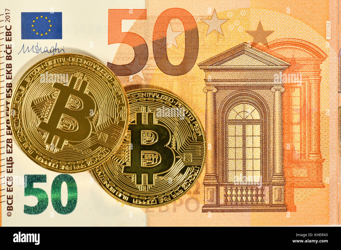 Symbol Bild digitale Währung, Gold physischen Münze bitcoin vor 50 euro  Banknote Stockfotografie - Alamy