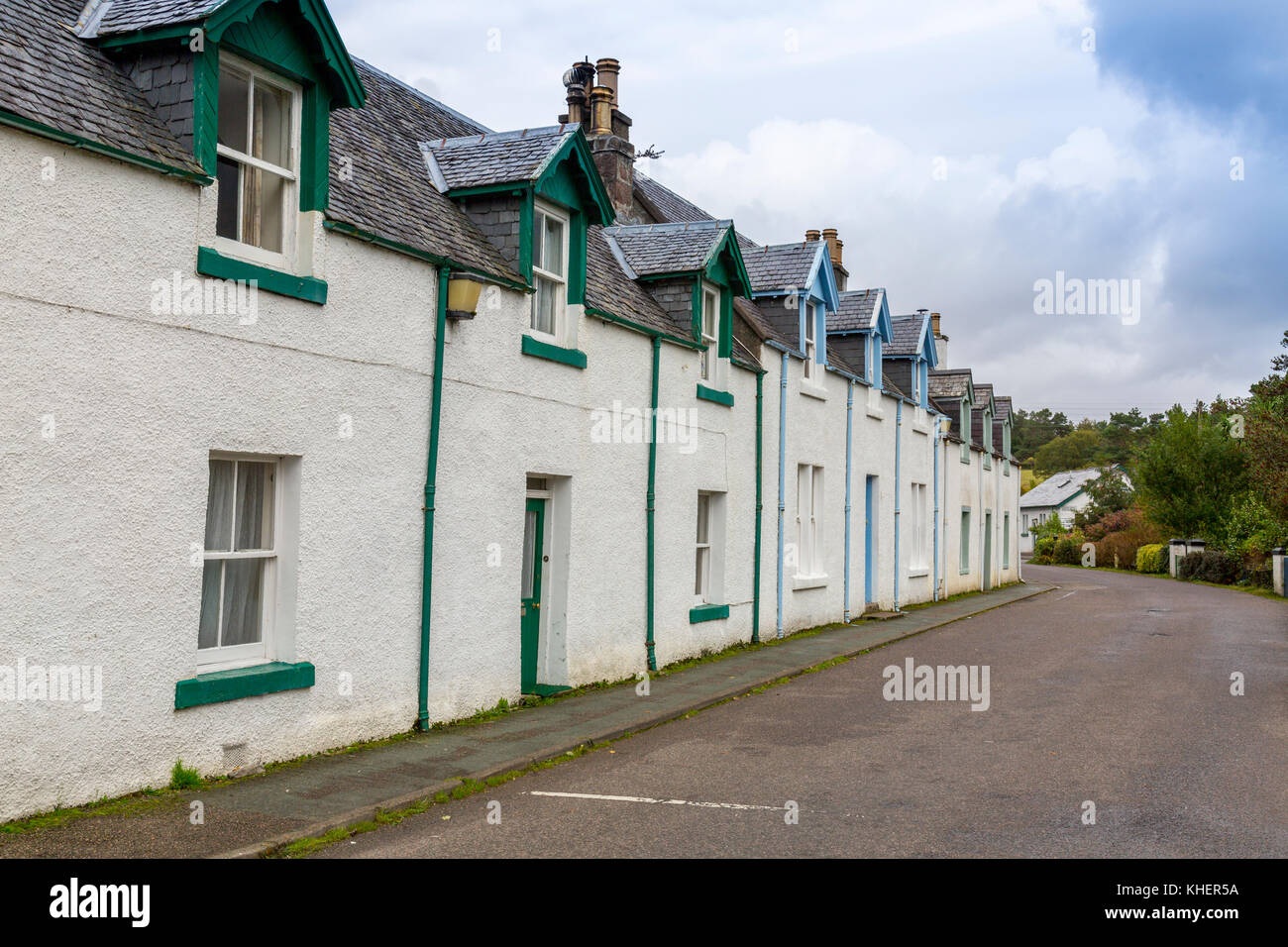 Die Reihe der Häuser im Hafen Straße alle Gesicht Loch Carron im Plockton, Ross & Cromarty, Schottland, Großbritannien Stockfoto