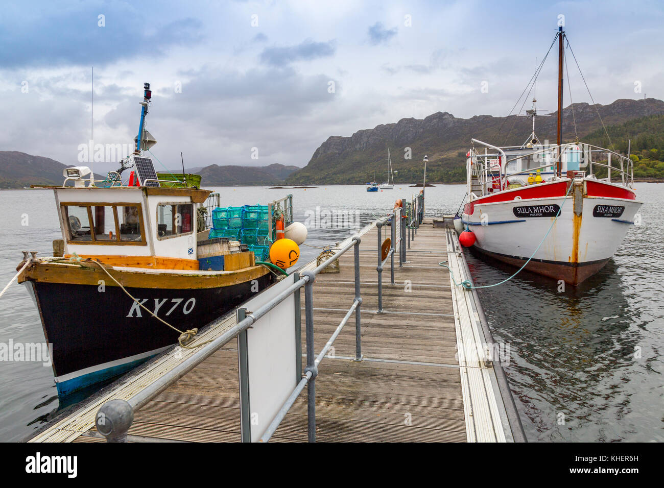 Am Pier in Plockton, Ross & Cromarty, ermöglicht den Zugriff auf das Dorf für kleine Boote auf dem Loch Carron, Schottland, Großbritannien Stockfoto