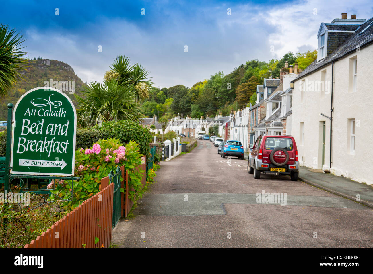 Die Reihe der Häuser im Hafen Straße alle Gesicht Loch Carron im Plockton, Ross & Cromarty, Schottland, Großbritannien Stockfoto