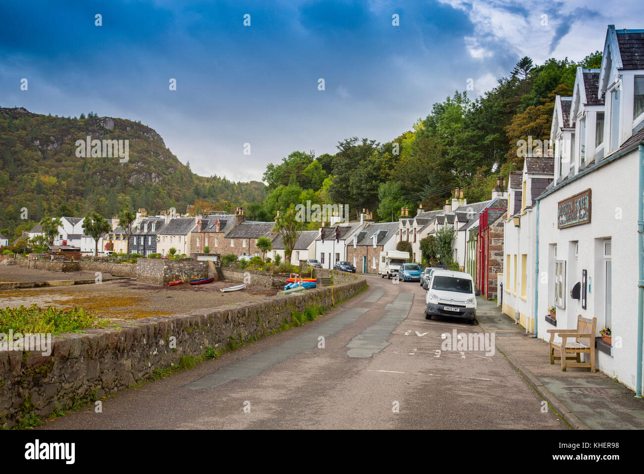 Die Reihe der Häuser im Hafen Straße alle Gesicht Loch Carron im Plockton, Ross & Cromarty, Schottland, Großbritannien Stockfoto