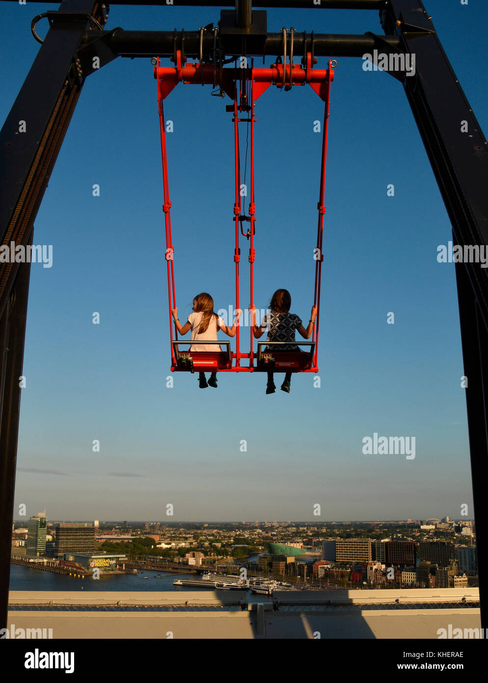 Kinder schwingen in der Schaukel über den Rand hoch über den Dächern von  Amsterdam auf dem A'DAM AUSSICHTSPUNKT, A'DAM TURM, Amsterdam  Stockfotografie - Alamy