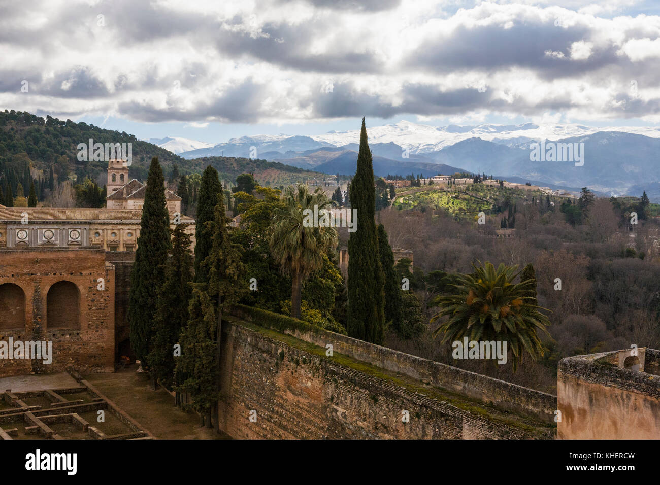 Blick vom Torre de la Vela, Alcazaba, Alhambra, Granada, Andalusien, Spanien bis zum Schnee der Sierra Nevada Stockfoto