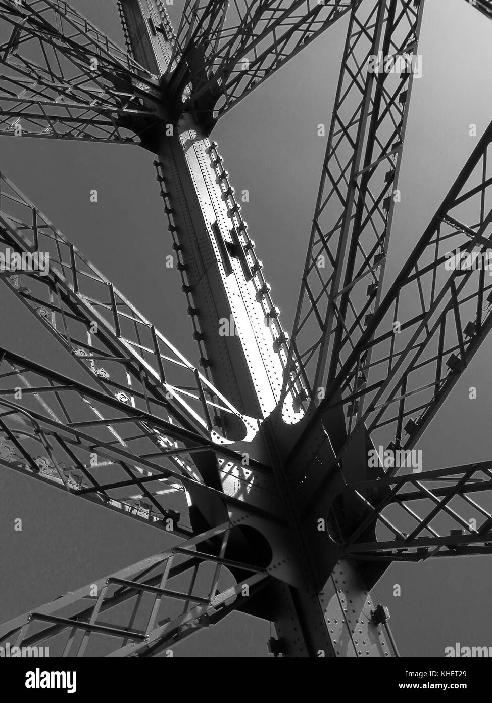 Detail Eiffelturm: Nahaufnahme der Eisenträger Struktur: Schwarz-weiße Version Stockfoto