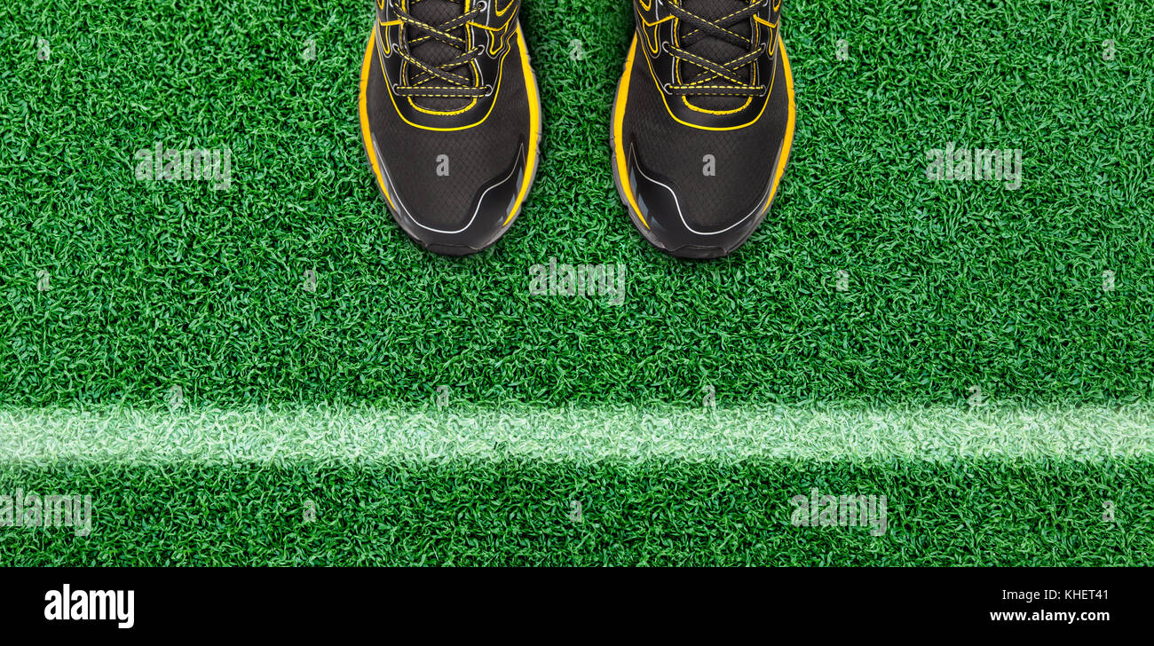 White Stripes und Herren Schuh auf dem Gras Boden. Linie am Fußballplatz. Stockfoto