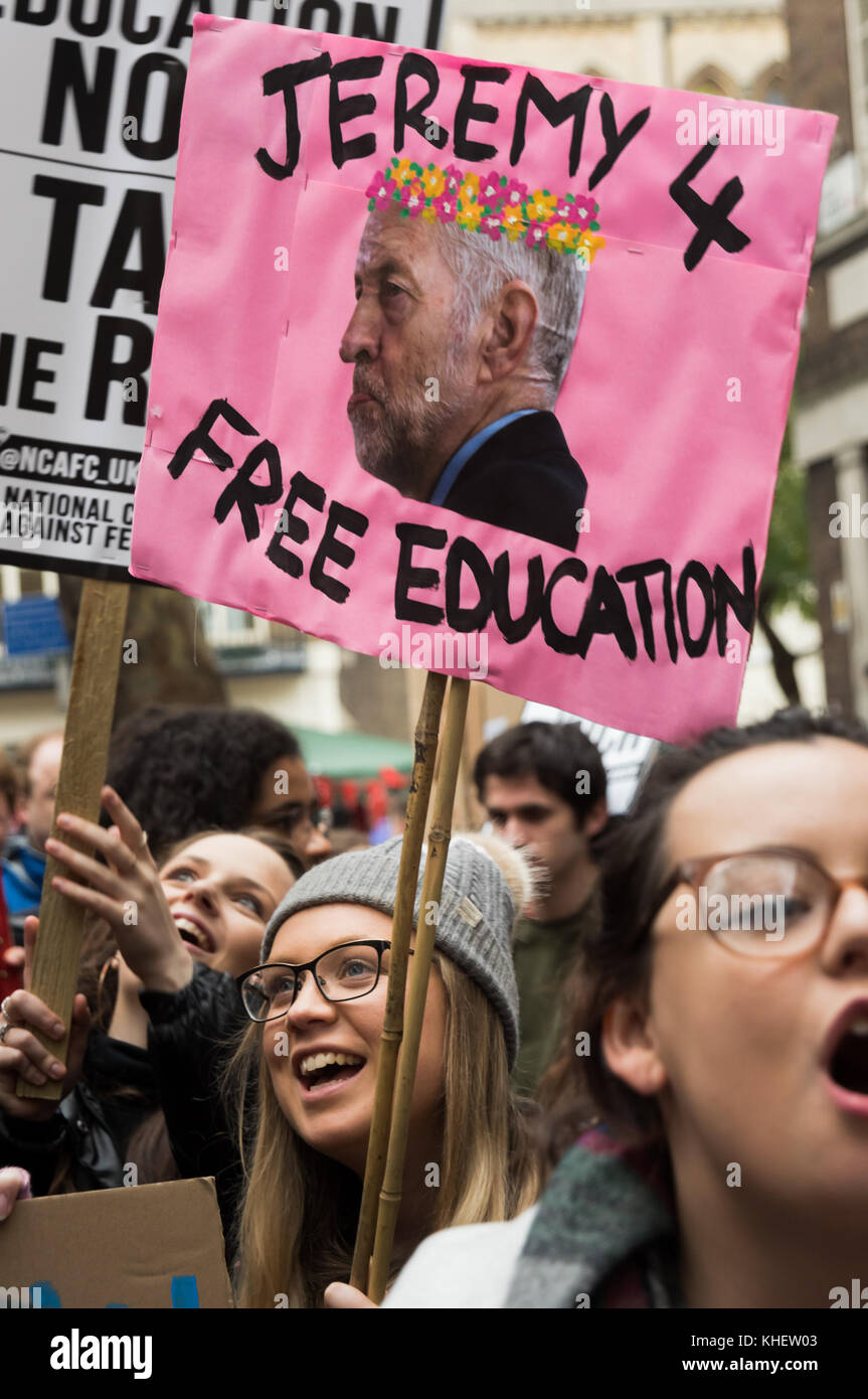 November 15, 2017 - London, UK. 15. November 2017. Die Teilnehmer halten ein riesiges Banner mit der Meldung "Freie Bildung Nows Steuern der Reichen-Schrott alle Gebühren und Zuschüsse für Alle - der Campus Einschnitte" im Parlament Platz am Ende des März von der nationalen Kampagne gegen Gebühren und Schnitte für ein Ende aller Studiengebühren und Stipendien für das Leben organisiert für alle und ein Ende der alle Schnitte zu stoppen. Sie verurteilten die zunehmende Ökonomisierung des Bildungssystems, die in schneidet über Universitäten und eine drastische Verringerung der weiteren Ausbildung über dem Land und der Te führt. Stockfoto