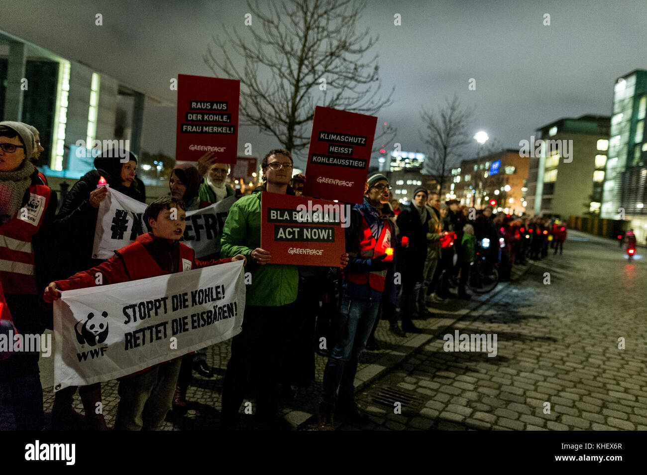 Berlin, Deutschland. November 2017. Greenpeace-Aktivisten sahen, wie sie während des Protestes mehrere Plakate hielten. Am letzten Tag der Erkundung der Jamaika-Verhandlungen forderten mehrere hundert Demonstranten den Ausstieg aus dem Kohlebergbau. Vor der parlamentarischen Gesellschaft bildeten sie eine symbolische „rote Linie“, um zu sagen: „So weit und nicht weiter – die deutsche Kohlepolitik muss sich ändern“. Credit: Markus Heine/SOPA/ZUMA Wire/Alamy Live News Stockfoto