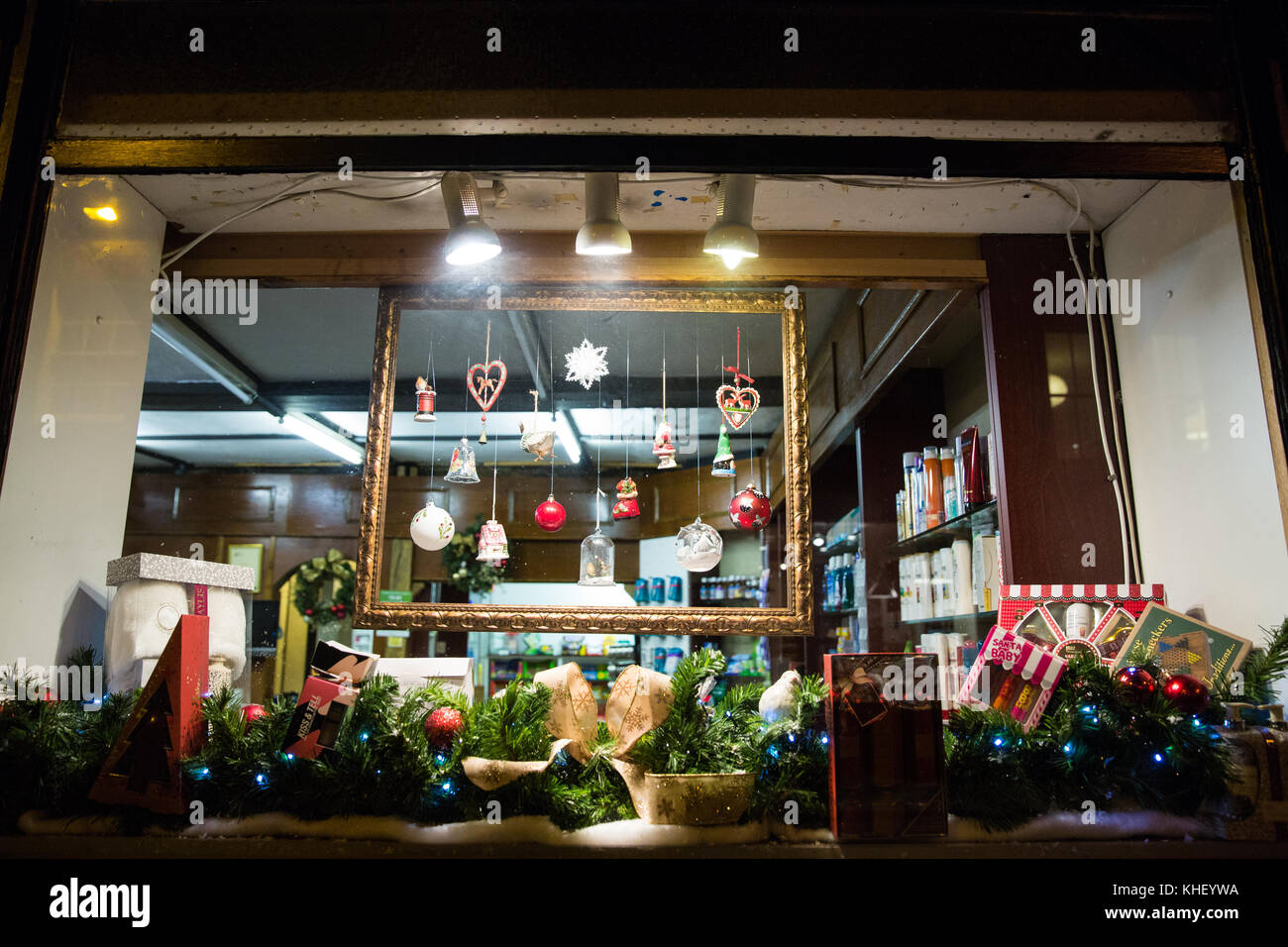 Eton, Großbritannien. 16 Nov, 2017 Schaufenster in der Bereitschaft, für die Umschaltung eingerichtet auf der Weihnachtsbeleuchtung in Eton High Street. Credit: Mark kerrison/alamy leben Nachrichten Stockfoto