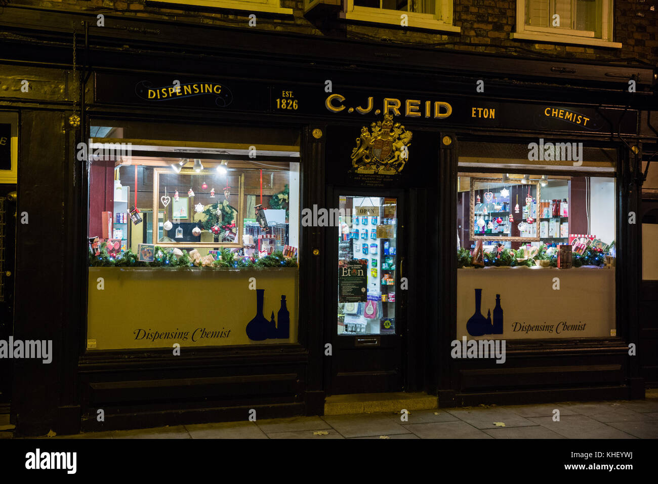 Eton, Großbritannien. 16 Nov, 2017. Ein Chemiker in Bereitschaft für den Wechsel eingerichtet auf der Weihnachtsbeleuchtung in Eton High Street. Credit: Mark kerrison/alamy leben Nachrichten Stockfoto
