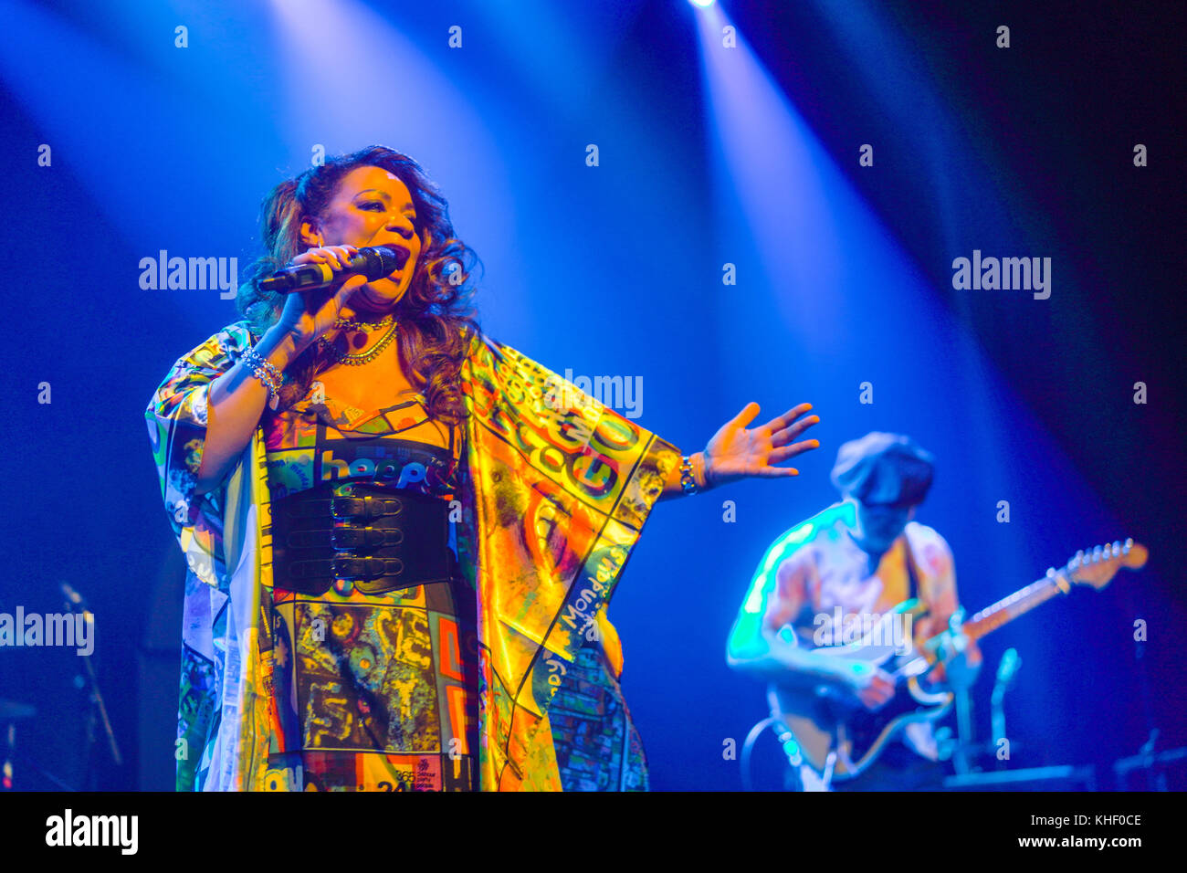 London, Großbritannien. 16 Nov, 2017. rowetta Idah der glücklichen Montags live auf der Bühne im Roundhouse, London. foto Datum: Donnerstag, 16. November 2017. Quelle: Roger Garfield/alamy leben Nachrichten Stockfoto