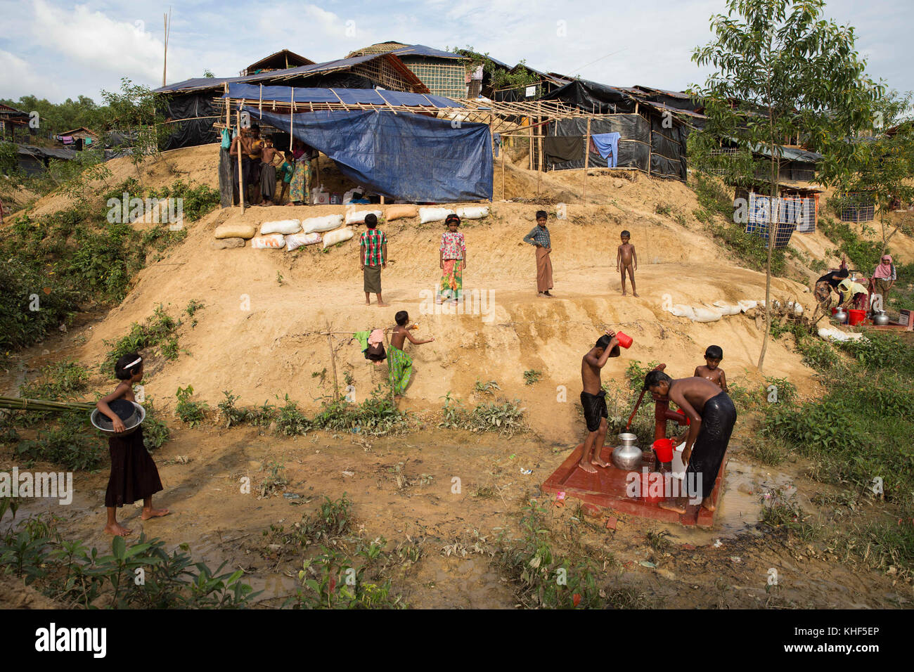 Cox's Bazar, Bangladesch. November 2017. 15. November 2017 tief im Camp waschen und kühlen sich die Kinder im Camp ab, während andere am Ufer spielen, während ihre Eltern Unterschlupf für sie und ihre Familien bauen. Mehr als 600.000 Rohingya-Flüchtlinge sind seit August 2017 aus dem Staat Myanmar Rakhine geflohen, da die meisten von ihnen jeden Tag versuchen, die Grenze zu überqueren, um Bangladesch zu erreichen. Quelle: SOPA/ZUMA Wire/Alamy Live News Stockfoto