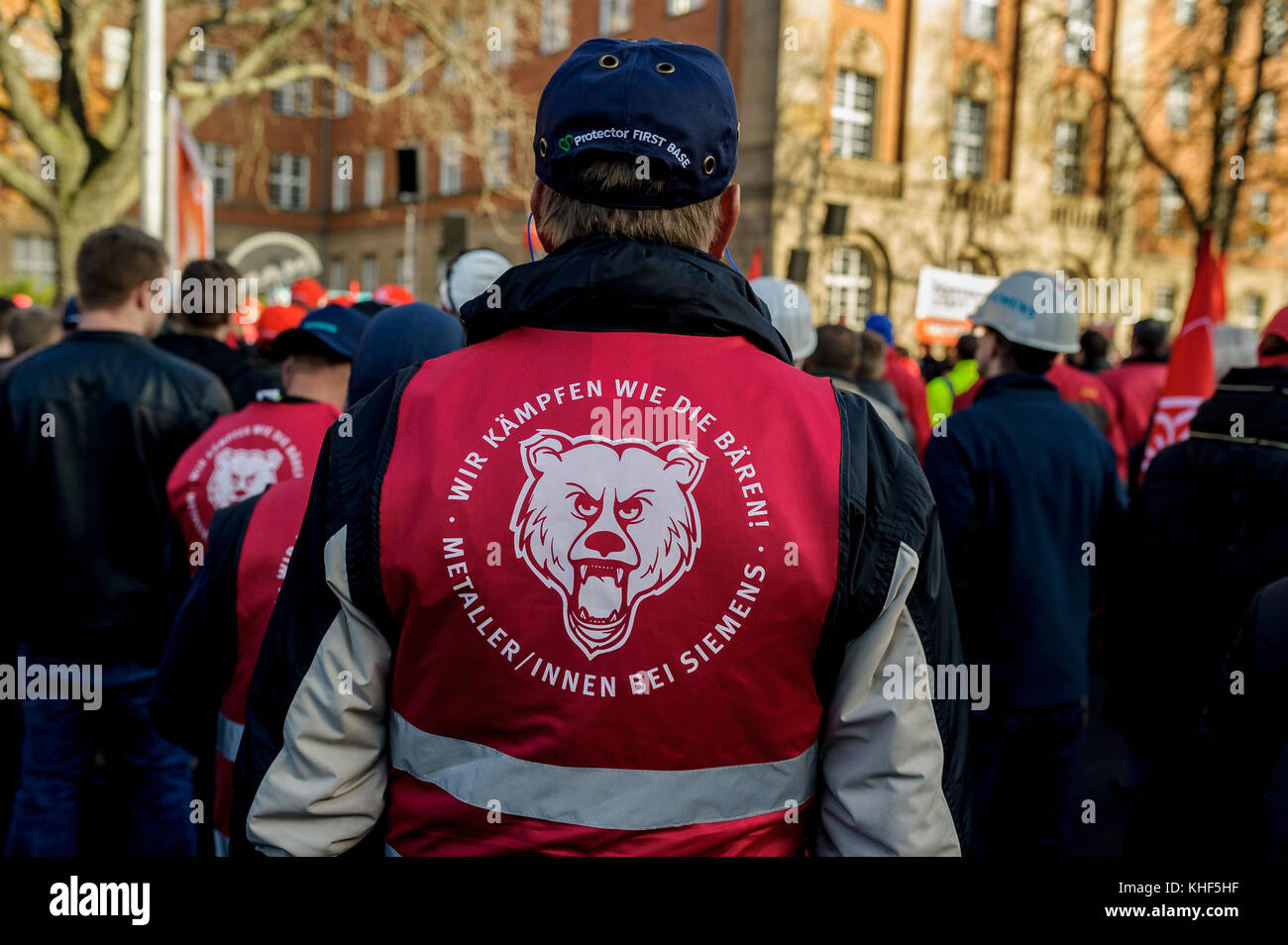 Berlin, Deutschland. 17. Nov, 2017. Ein Mitarbeiter des deutschen Mischkonzern Siemens während des Protestes gesehen. Die Mitarbeiter der Firma Siemens gegen die geplante Entlassung von Arbeitnehmern als Siemens demonstrieren will 6.900 Jobs weltweit zu schneiden und einige Fabriken schließen, meistens in der fossilen Energie Abteilung. Credit: heine Markus/Sopa/zuma Draht/alamy leben Nachrichten Stockfoto