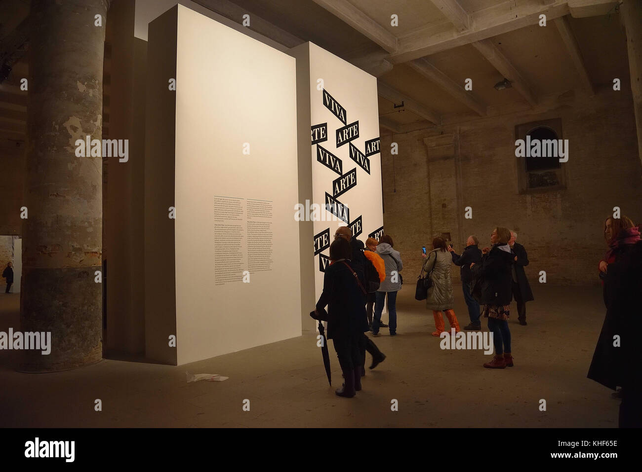 November 7, 2017 - Ansturm der Besucher am Eingang zu "Viva Arte Viva''. Auf der 57. Biennale der Kunst in Venedig. Diese Ausstellung bietet eine Route, die im Laufe der neun Kapiteln oder Familien der Künstler entfaltet. Credit: c) imageslive/zuma Draht/alamy leben Nachrichten Stockfoto