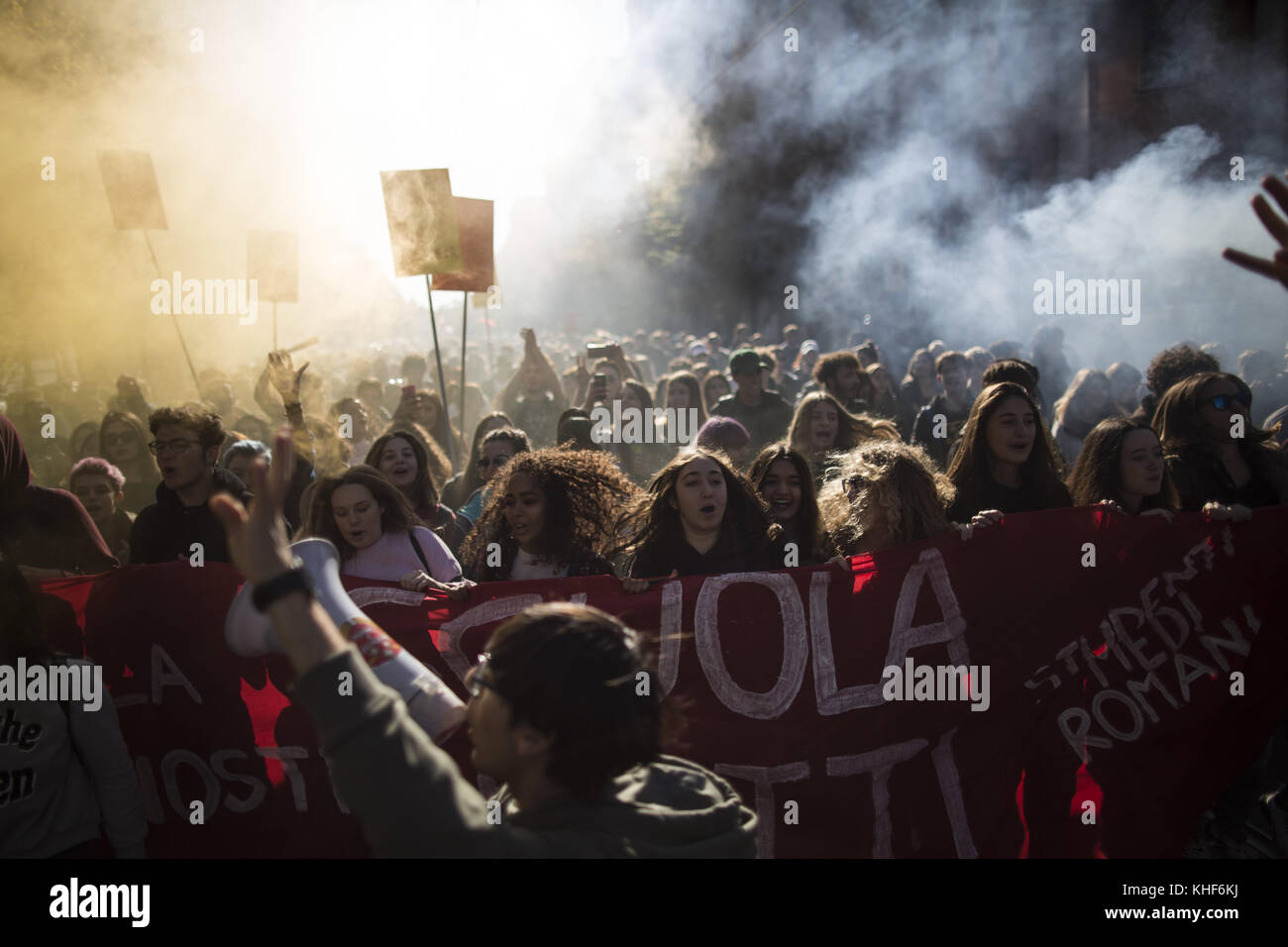 Rom, Italien. 17. Nov, 2017. Studenten März während der Tag der internationalen Studierenden. Mehr als tausend Schüler nahmen an einer Demonstration gegen die so genannte Recht "Buona Scuola" (gute Schule) und mehr Ressourcen für die öffentliche Schule zu bitten. Credit: Christian minelli/Sopa/zuma Draht/alamy leben Nachrichten Stockfoto