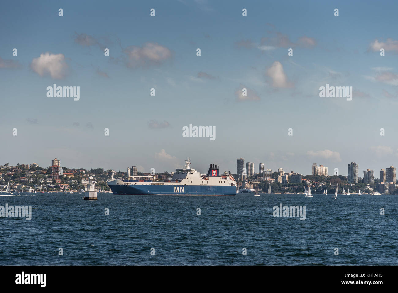 Sydney, Australien - 26. März 2017: blue white Französische mn calao Ro-ro-Frachter im Hafen von Sydney auf blauem Wasser unter freiem Himmel, mit Wohnimmobilien Stockfoto