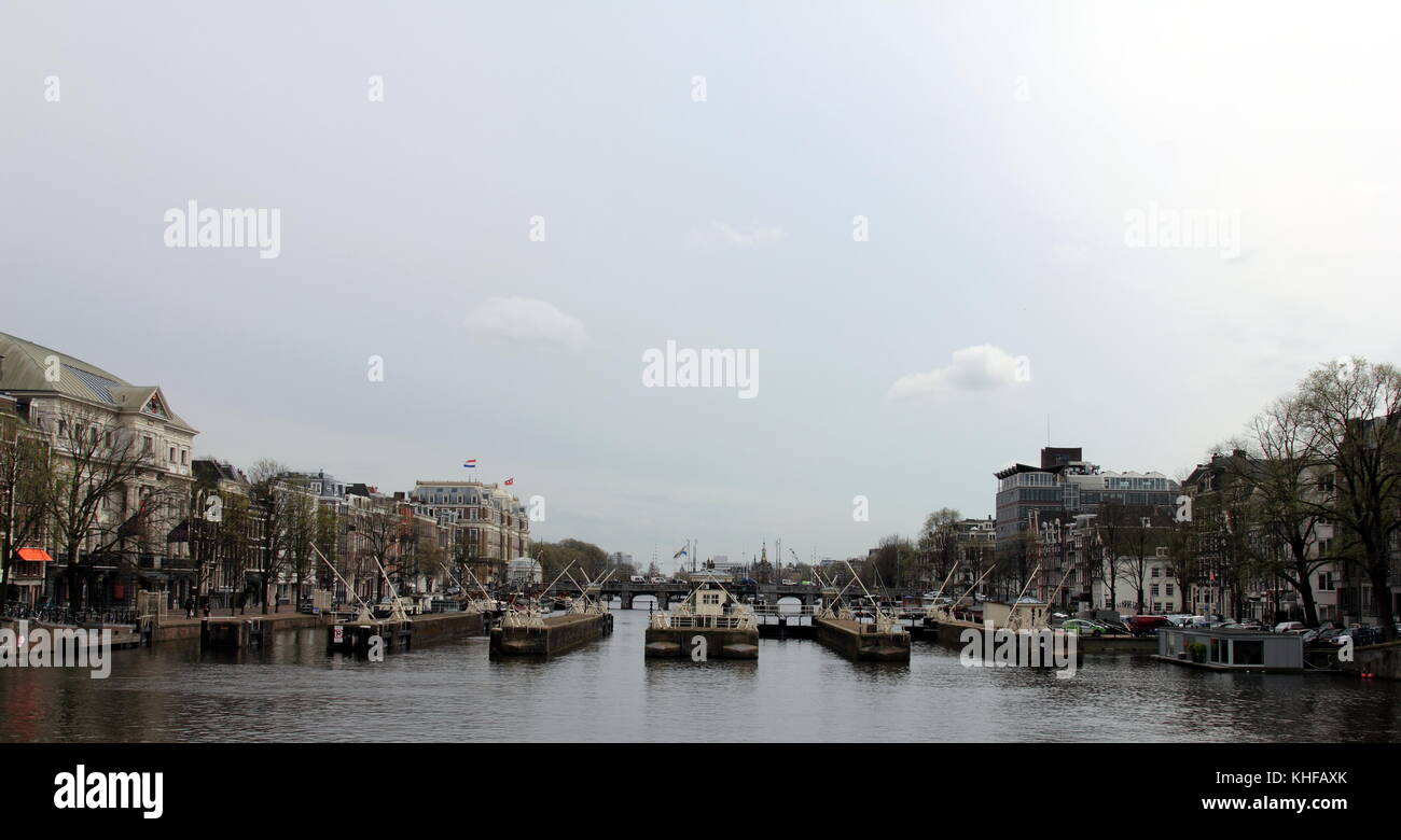 Im April 2016 Amsterdam Niederlande. Großen Kanal mit Hausbooten und Schleusen. Stockfoto