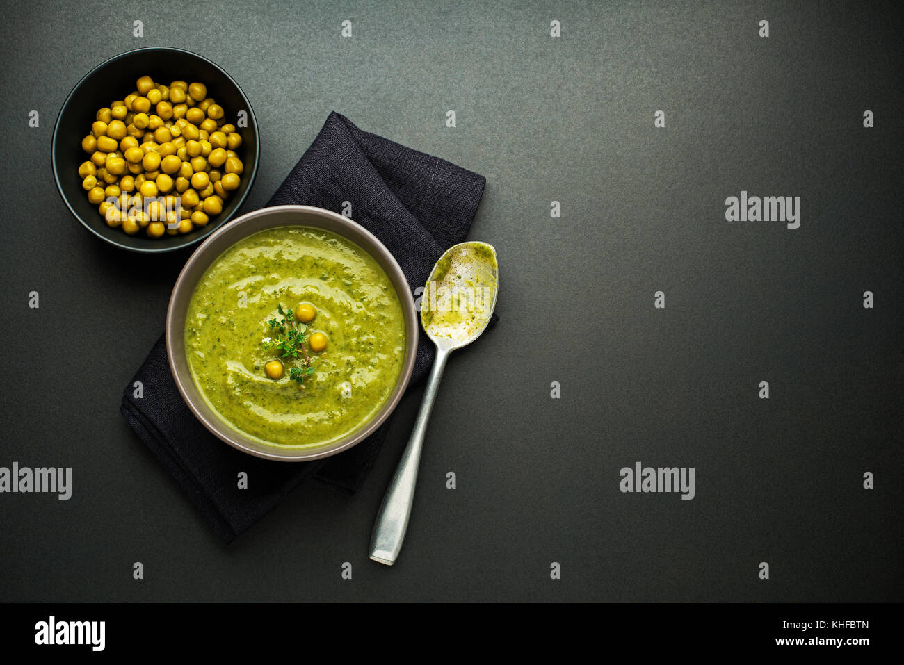Frische, gesunde pflanzliche Erbsensuppe overhead Schießen Stockfoto