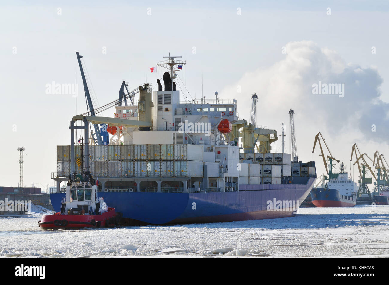 Die geladene Schiff verlässt Hafen isleduetsya seine Route. Stockfoto