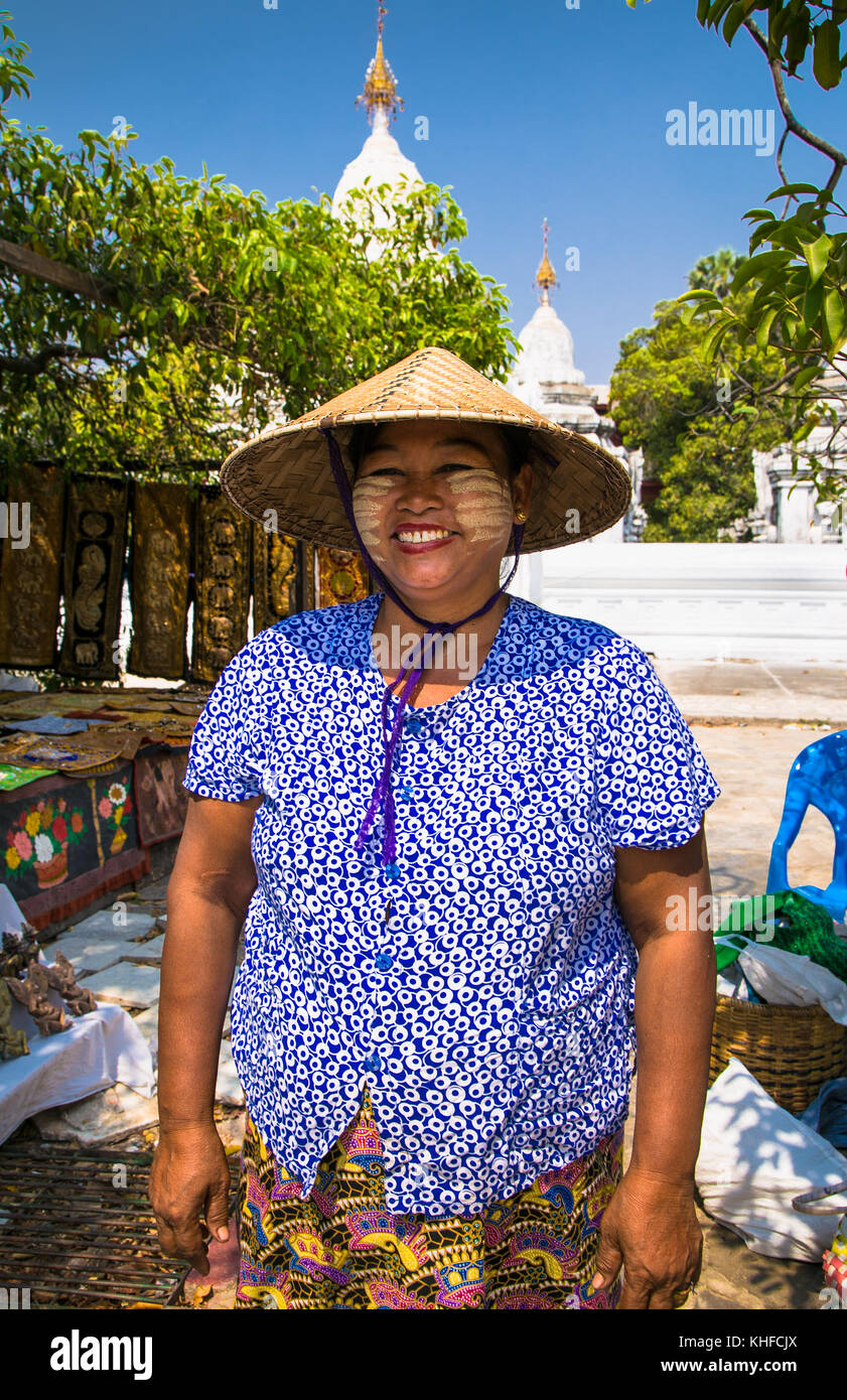 Mandalay, Myanmar - Marc 7, 2017: Unbekannter myanmar Frau mit thanaka auf ihr Lächeln Gesicht ist Glück in Mandalay am 7. März 2017. thanaka ist ein Yel Stockfoto