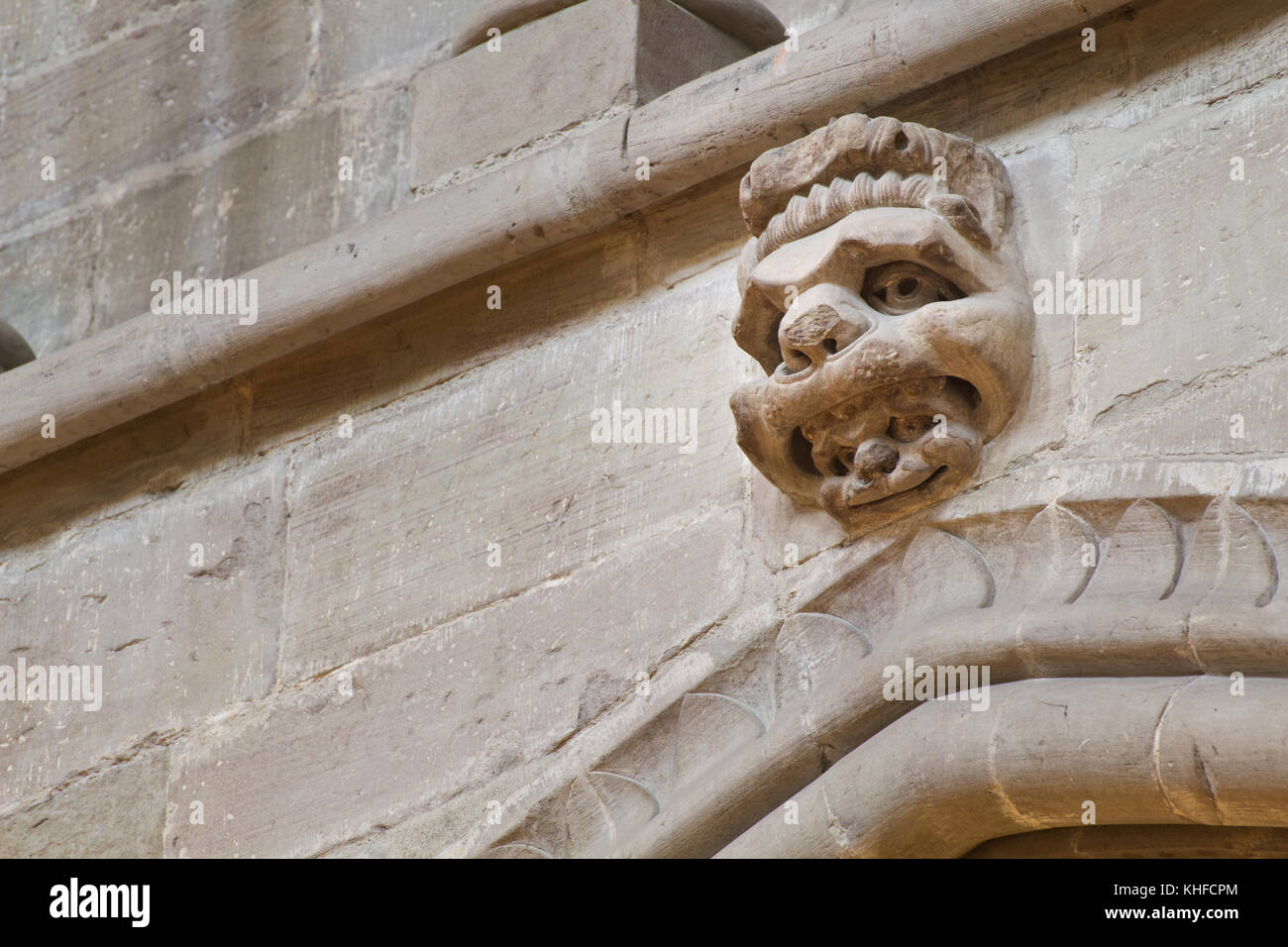 Ein Monster mit einem anderen Monster in seinem Mund-Saint Peter's Cathedral - Geneve Stockfoto