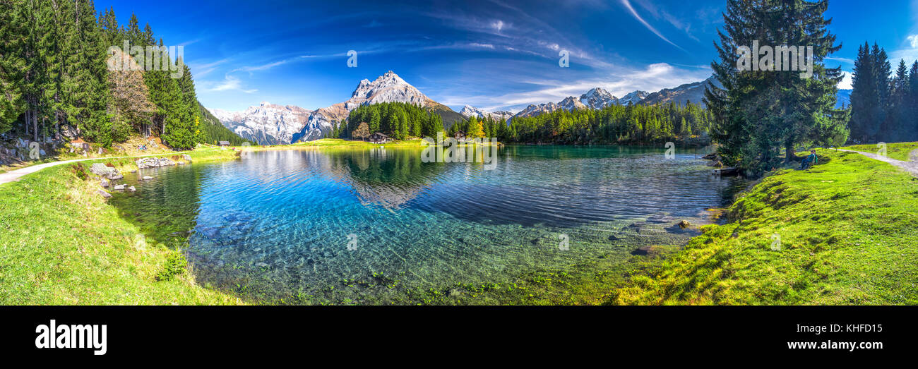 Arnisee mit schweizer Alpen. arnisee ist ein Stausee im Kanton Uri, Schweiz. Stockfoto