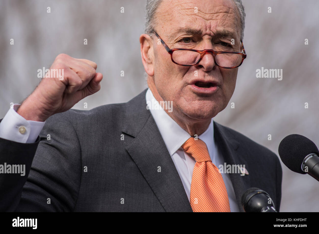 Senator Chuck Schumer (D-NY) spricht sich gegen den GOP-Steuerplan auf dem Capitol Hill aus Stockfoto