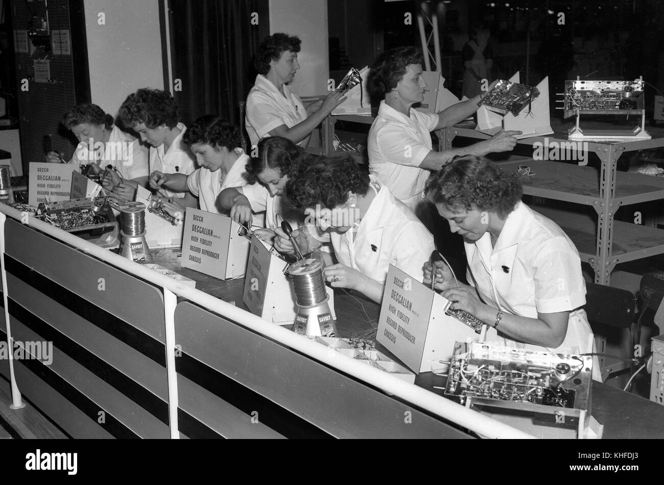 Arbeiterinnen löten Komponenten für die Decca Auto Deccalian Modell 88 Plattenspieler 1957 Stockfoto